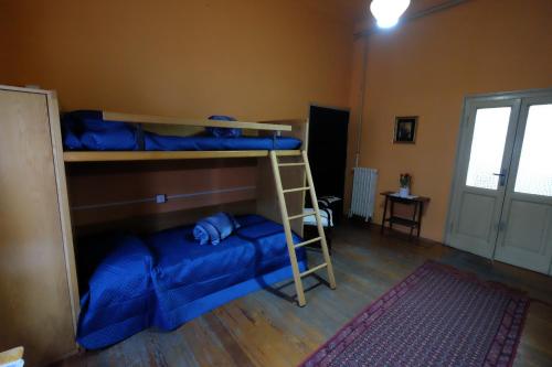 Busto GarolfoResidenza Concordia的客房设有两张双层床和梯子