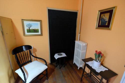 Busto GarolfoResidenza Concordia的一间设有椅子和黑色门的房间