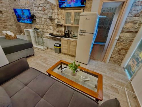 Una cocina o zona de cocina en TRAVELLERS CORFU TOWN Luxury Suites, Studios & Apartments