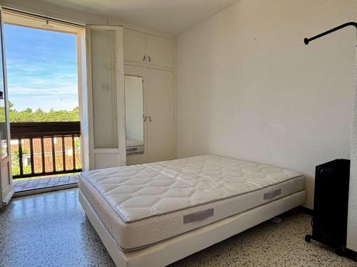 une chambre avec un lit et une grande fenêtre dans l'établissement Appartement 2 pièces 4 couchages ARGELES SUR MER AR420-037, à Argelès-sur-Mer