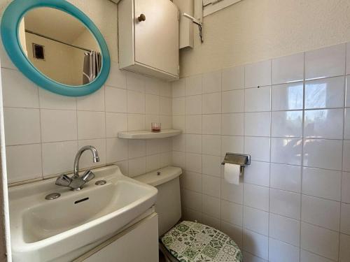 une salle de bain avec un lavabo, des toilettes et un miroir dans l'établissement Appartement 2 pièces 4 couchages ARGELES SUR MER AR420-037, à Argelès-sur-Mer