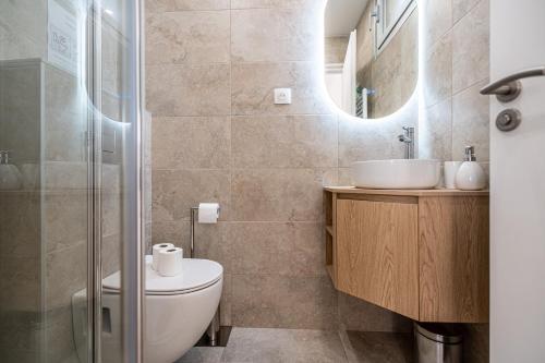 une salle de bain avec toilettes, lavabo et douche dans l'établissement L'Escale Niçoise, à Nice