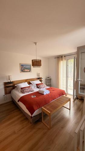 une chambre avec un grand lit avec une couverture rouge dans l'établissement U FARNIENTE, à Patrimonio