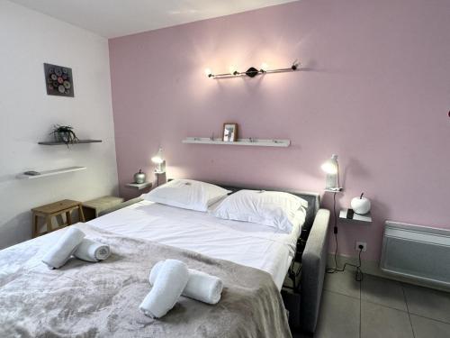 une chambre avec un grand lit avec deux serviettes dessus dans l'établissement ApartHotel Riviera - MALONAT 3 - Grand Studio très calme -Old Town Promenade des Anglais, à Nice