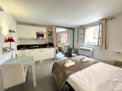 Cette chambre comprend un lit, une table et une cuisine. dans l'établissement ApartHotel Riviera - MALONAT 3 - Grand Studio très calme -Old Town Promenade des Anglais, à Nice