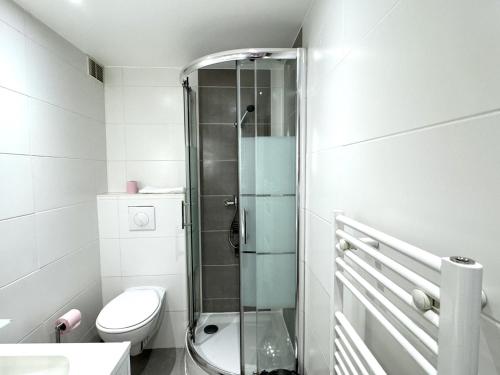 une salle de bain avec toilettes et douche en verre dans l'établissement ApartHotel Riviera - MALONAT 3 - Grand Studio très calme -Old Town Promenade des Anglais, à Nice