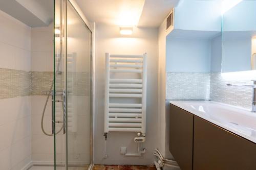 une salle de bain avec une douche, un lavabo et une baignoire dans l'établissement Cardinale 4 rooms, à Aix-en-Provence