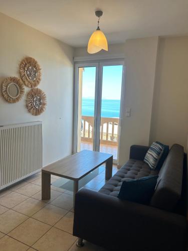 Posezení v ubytování Koumpe Blue Sea View Apartment
