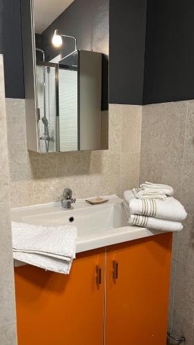 une salle de bain avec un lavabo, un miroir et des serviettes dans l'établissement Studio cosy Cannes centre, à Cannes