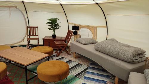 Un pat sau paturi într-o cameră la Glamping - Tent , Tält Zelt-Lodge Vindelälven