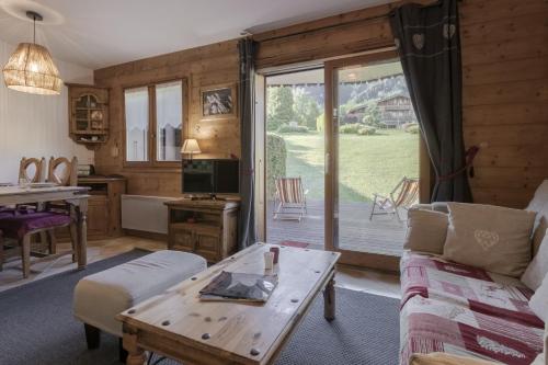un salon avec un canapé et une table dans l'établissement Grande Jorasses 2 - Ski - Terrasse - Vue Montagne, aux Houches
