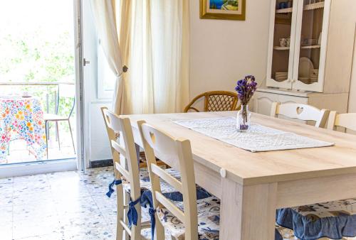 Gallery image of Casa Baia Chiara, air-con, fronte spiaggia in Cala Gonone