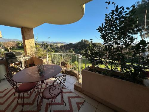 Apartment Loubet- 2 Bedroom flat with views