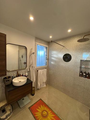 une salle de bain avec un lavabo et un miroir dans l'établissement Apartment Loubet- 2 Bedroom flat with views, à Villeneuve-Loubet