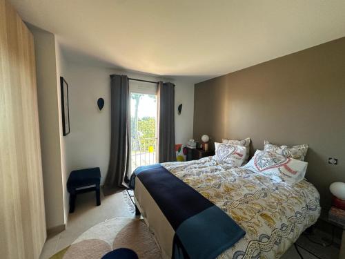une chambre avec un lit et une fenêtre dans l'établissement Apartment Loubet- 2 Bedroom flat with views, à Villeneuve-Loubet