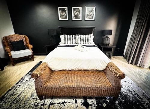 En eller flere senge i et værelse på The Cottage Self-Catering Accommodation