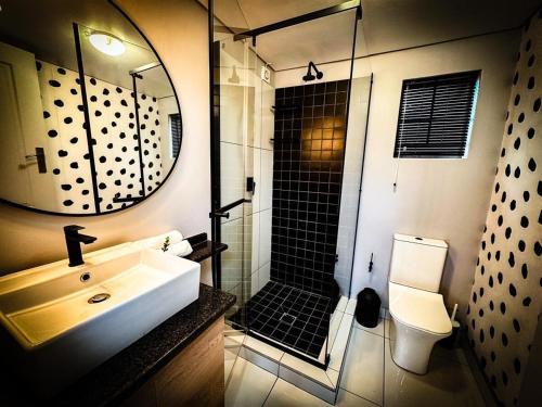 Et badeværelse på The Cottage Self-Catering Accommodation