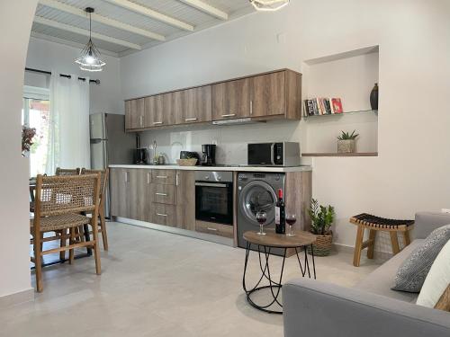 O bucătărie sau chicinetă la Alex Studios & Apartments