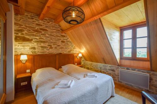 Una cama o camas en una habitación de Domaine d'Essendiéras
