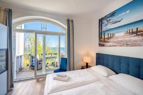 Un pat sau paturi într-o cameră la Ferienwohnung Schilfrohr Meerblick Kamin Sauna