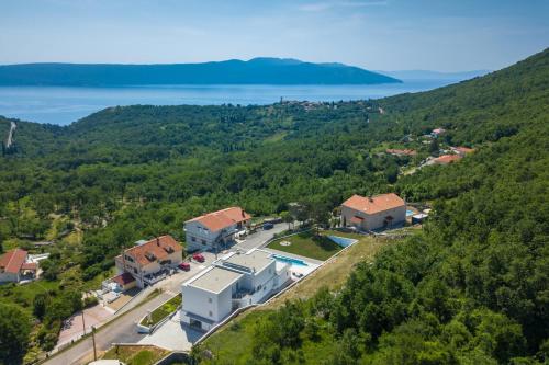 an aerial view of a house and a lake at Villa Maru by Briskva in Martina