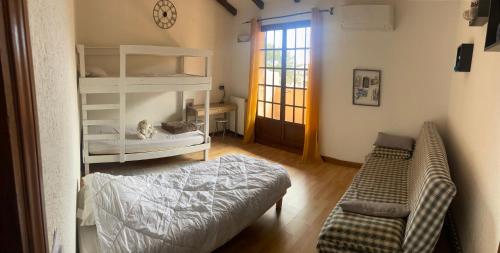 1 dormitorio con litera y sofá en Le hameau des pins, en Boulouris-sur-Mer