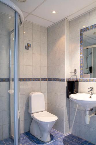 Un baño de Fast Hotel Svolvær