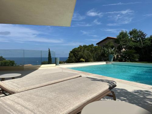 Villa Les Issambres, piscine débordement, vue mer