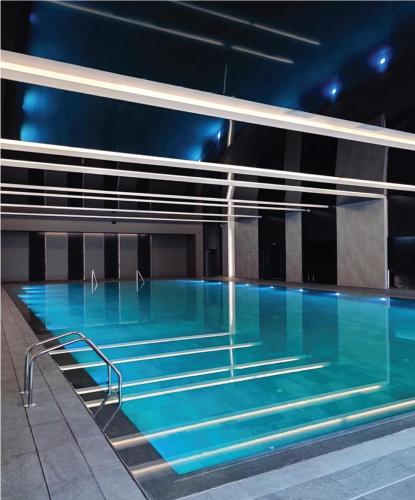 Una gran piscina con agua azul en un edificio. en Tsar Samuil Hotel, en Strumica