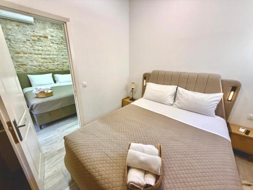 Cama o camas de una habitación en TRAVELLERS CORFU TOWN Luxury Suites, Studios & Apartments