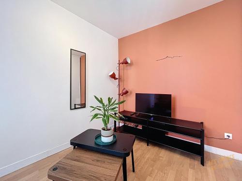 un salon avec une télévision et une table dans l'établissement Studio Cosy - Quartier de Samatan - Les Frères de la Loc', à Marseille