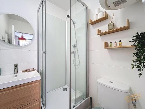 une salle de bain avec une douche, des toilettes et un lavabo dans l'établissement Studio Cosy - Quartier de Samatan - Les Frères de la Loc', à Marseille