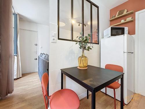 d'une salle à manger avec une table, des chaises et un réfrigérateur. dans l'établissement Studio Cosy - Quartier de Samatan - Les Frères de la Loc', à Marseille