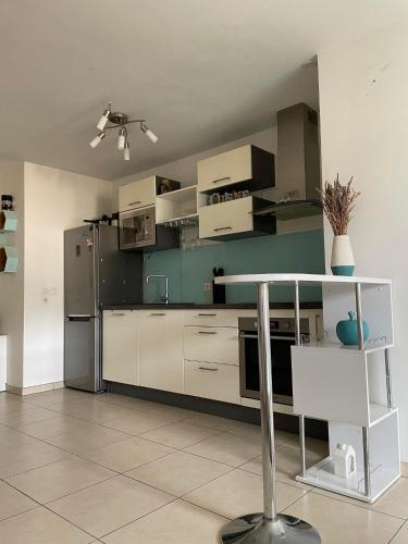 une cuisine avec un réfrigérateur et une table à l'intérieur dans l'établissement Nice modern flat, à Nice