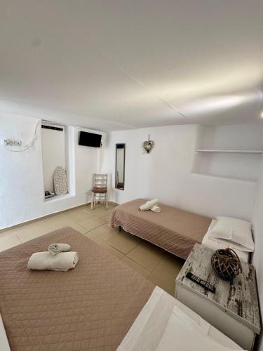 En eller flere senge i et værelse på To spitaki