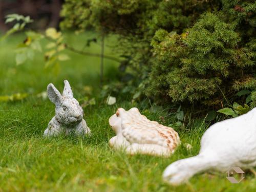 two figurines of a rabbit and a giraffe in the grass at Enri Theater und Pension Bruderhaus in Altensteig