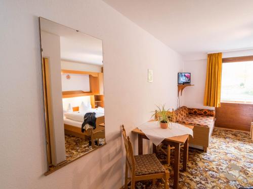 a hotel room with a table and a mirror at Enri Theater und Pension Bruderhaus in Altensteig