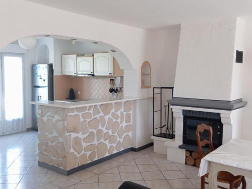 cocina con encimera y chimenea en Villa Cailar, en Le Cailar