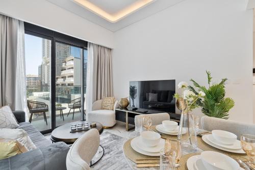 Heaven Crest Vacation Homes - One Bedroom City View Balcony in Azizi Riviera