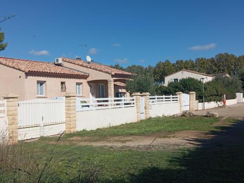 una cerca blanca frente a una casa en Villa Cailar, en Le Cailar