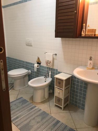 a bathroom with a toilet and a bidet and a sink at Villa Barracuda in Nisporto