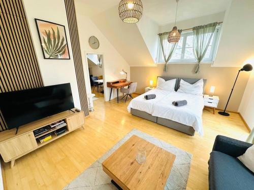 1 Min to Metro I Balcony I 20 Min to Inner City