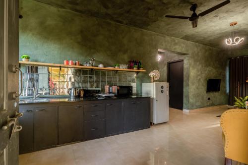 Dapur atau dapur kecil di YoYo Goa, The Apartment Hotel