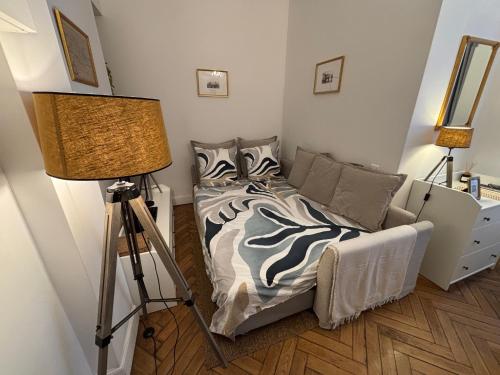 - une chambre avec un lit doté d'une lampe et d'un tripode dans l'établissement Cosy Studio Hyper Centre-Ville, à Nice