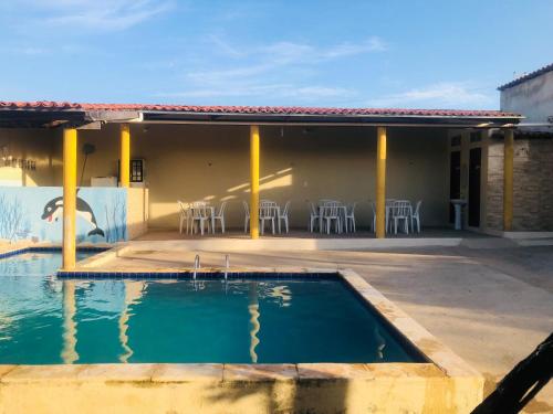 een zwembad in het midden van een patio bij Chácara GLclube 