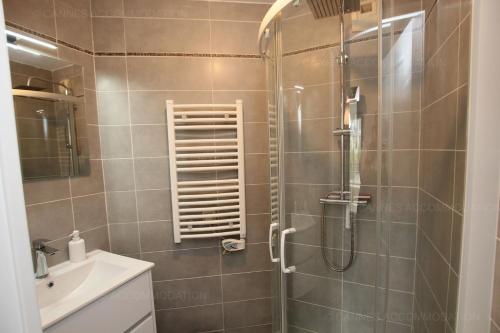 une salle de bain avec douche et lavabo dans l'établissement Paradisio, à Cannes