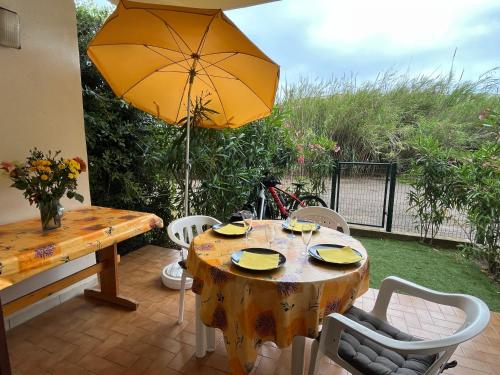 Grand Studio rez de jardin avec parking à 5 min à pieds de la mer et commerces