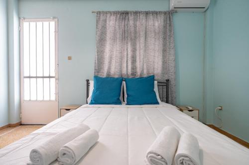 Ένα ή περισσότερα κρεβάτια σε δωμάτιο στο Nikaia One-Bedroom Comfort for 4 by ΜΡS