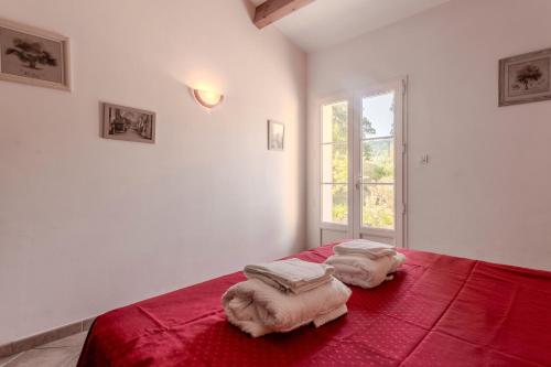 a bedroom with a bed with two towels on it at Maison d'hôtes Collobrières in Collobrières