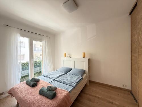 une chambre avec un lit et une grande fenêtre dans l'établissement 3BD Appartement Juan-les-Pins Antibes near beach and centre, à Antibes
